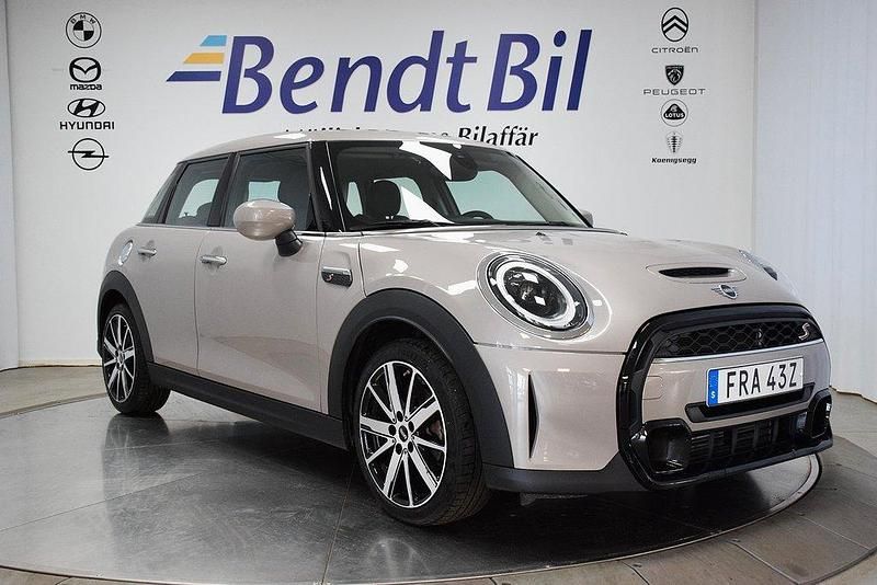 Grå Begagnad 2023 Mini Cooper S Halvkombi | 314 500 kr (Dyr) - Bild 1/3