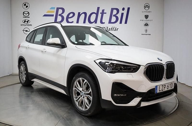 Vit Begagnad 2020 BMW X1 Sport Line SUV | 279 500 kr (Marknadspris) - Bild 1/3