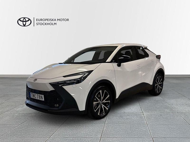 Vit Begagnad 2025 Toyota C-HR Style SUV | 359 800 kr (Marknadspris) - Bild 1/4