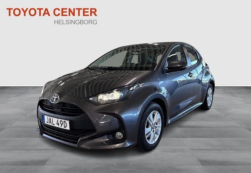 Mörkgrå Begagnad 2022 Toyota Yaris Hybrid Active Halvkombi | 239 500 kr (Lite dyr) - Bild 1/4