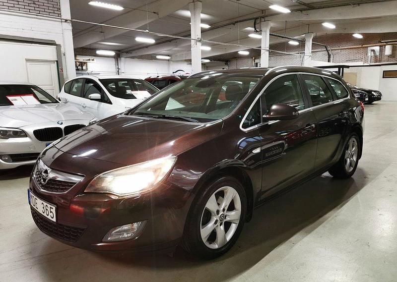 Mörkbrun Begagnad 2011 Opel Astra Enjoy Kombi | 34 900 kr (Marknadspris) - Bild 1/4