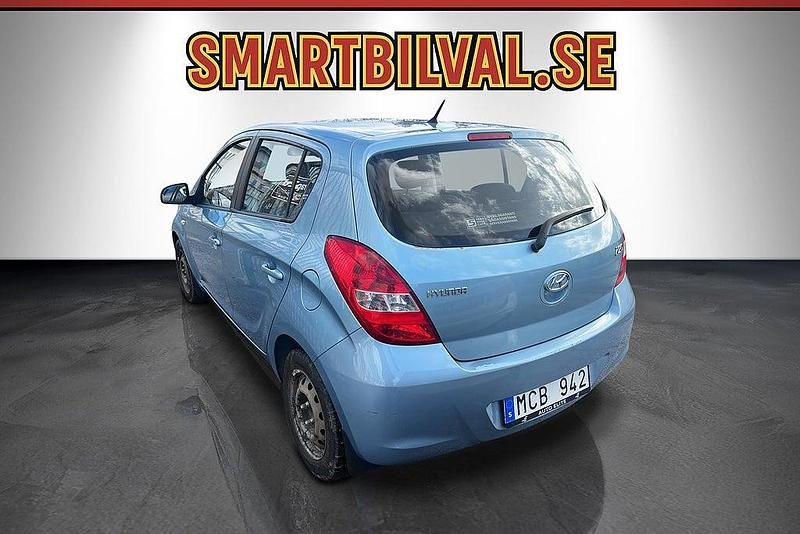 Begagnad Hyundai i20 Select 78 HK (57 kW) 2011 Blåmetallic Halvkombi