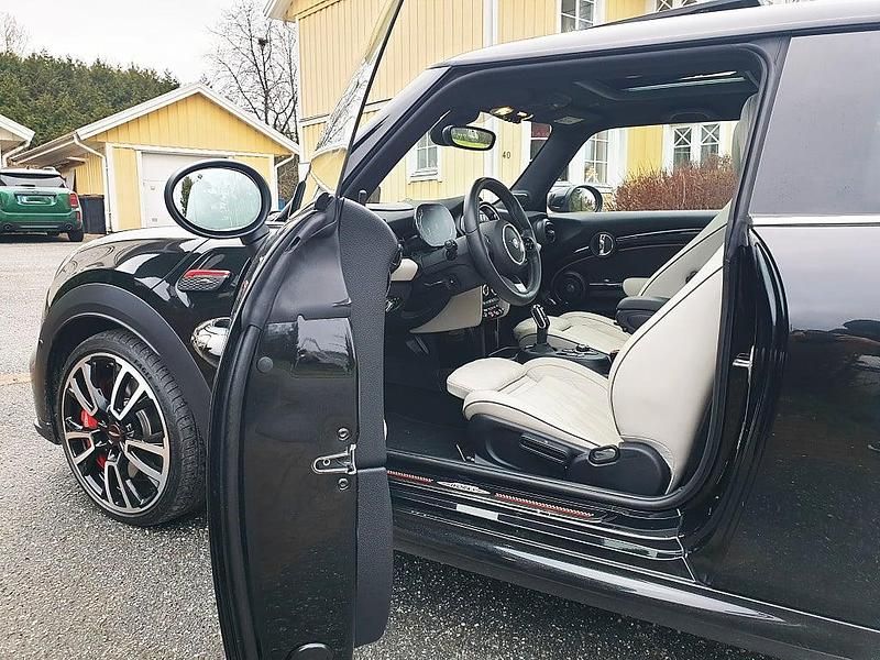 Begagnad Mini John Cooper Works 231 HK (169 kW) 2024 Midnight black metallic | satellite grey läder Halvkombi