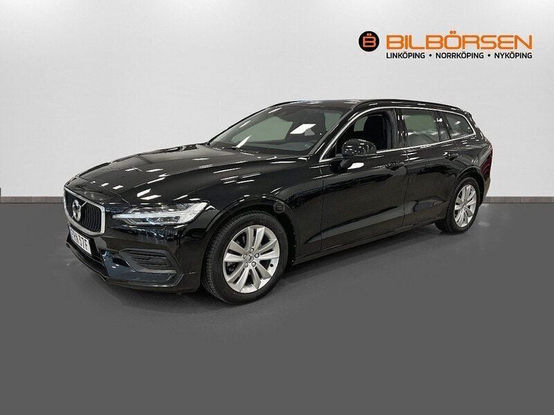 Svart Begagnad 2021 Volvo V60 Momentum Kombi | 259 900 kr (Marknadspris) - Bild 1/4