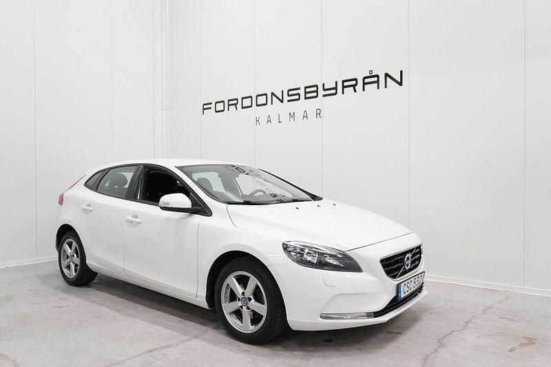 Vit Begagnad 2015 Volvo V40 Kombi | 119 800 kr (Marknadspris) - Bild 1/4