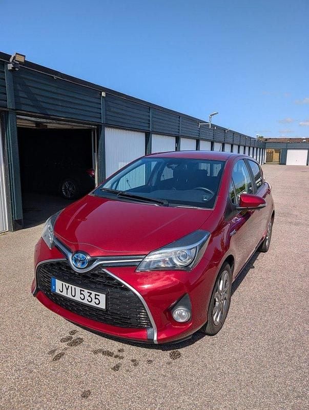 Röd Begagnad 2017 Toyota Yaris Hybrid Active Halvkombi | 150 000 kr (Bra pris) - Bild 1/4