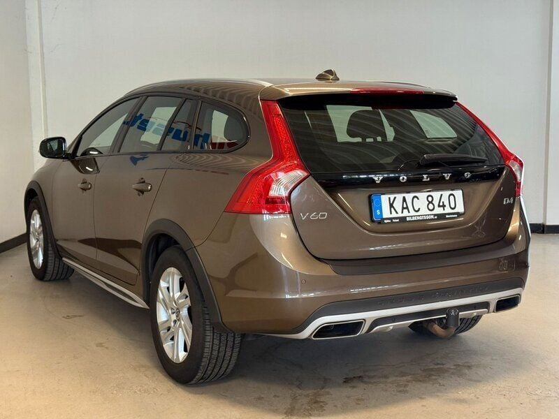 Begagnad Volvo V60 CC Momentum 191 HK (140 kW) 2015 Brun Kombi