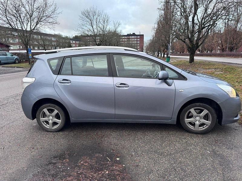 Blå Begagnad 2011 Toyota Verso Minibuss | 80 000 kr (Bra pris) - Bild 1/4