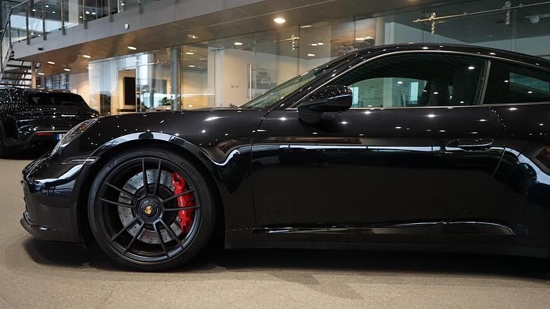 Begagnad Porsche 911 Carrera GTS 487 HK (358 kW) 2021 Svart Sportkupé