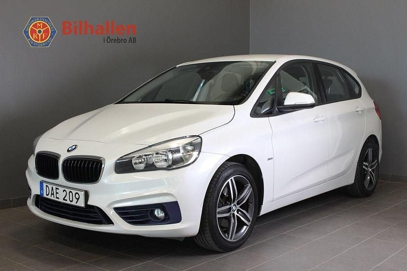 Vit Begagnad 2016 BMW 218 Active Tourer Sport Line Minibuss | 129 900 kr (Marknadspris) - Bild 1/4