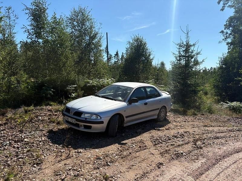 Silver Begagnad 2003 Mitsubishi Carisma Sedan | 18 500 kr - Bild 1/4