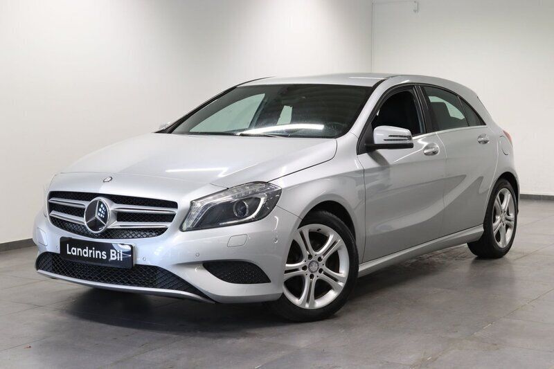 Silver (silver metallic) Begagnad 2014 Mercedes A180 Urban Halvkombi | 139 000 kr (Dyr) - Bild 1/4