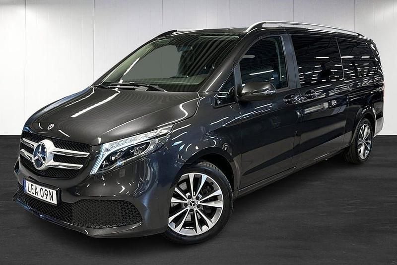 Grå Begagnad 2022 Mercedes V220 Minibuss | 599 900 kr (Marknadspris) - Bild 1/4