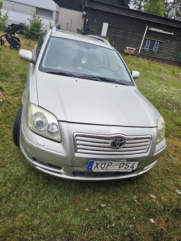 Silver Begagnad 2006 Toyota Avensis Kombi | 24 800 kr (Bra pris) - Bild 1/4