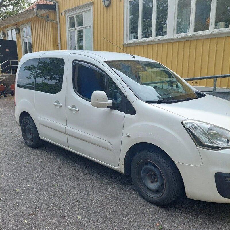 Vit Begagnad 2015 Peugeot Partner Tepee Minibuss | 59 000 kr (Marknadspris) - Bild 1/3