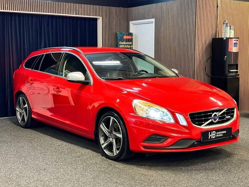 Röd Begagnad 2012 Volvo V60 R-Design Kombi | 123 900 kr (Marknadspris) - Bild 1/4