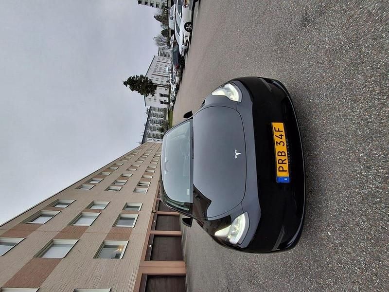 Svart Begagnad 2024 Tesla Model Y Long Range AWD SUV | 365 000 kr (Bra pris) - Bild 1/4