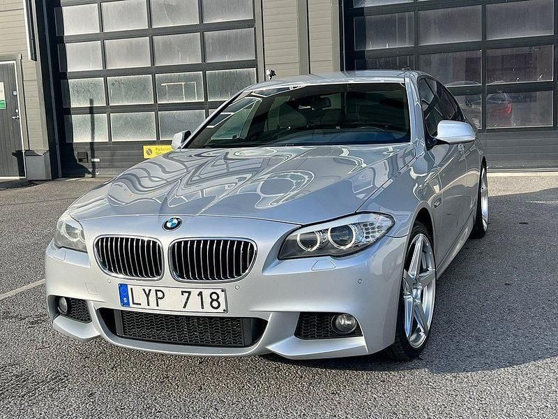 Ljusgrå Begagnad 2011 BMW 535 M Sport Sedan | 169 900 kr (Marknadspris) - Bild 1/4