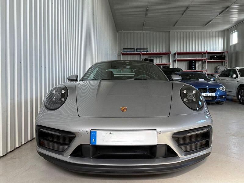Begagnad Porsche 911 Carrera GTS 480 HK (353 kW) 2024 Silver Sportkupé