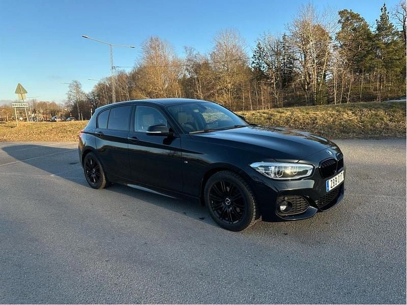 Svart Begagnad 2018 BMW 118 M Sport Halvkombi | 155 000 kr (Marknadspris) - Bild 1/4