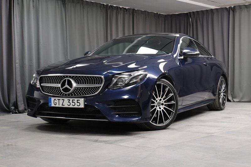 Mörkblå (blå) Begagnad 2017 Mercedes E200 AMG Sportkupé | 349 000 kr (Marknadspris) - Bild 1/4