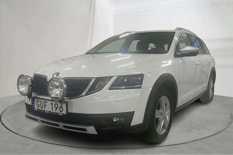 Vit Begagnad 2018 Skoda Octavia Scout Kombi | 120 000 kr (Superpris) - Bild 1/4