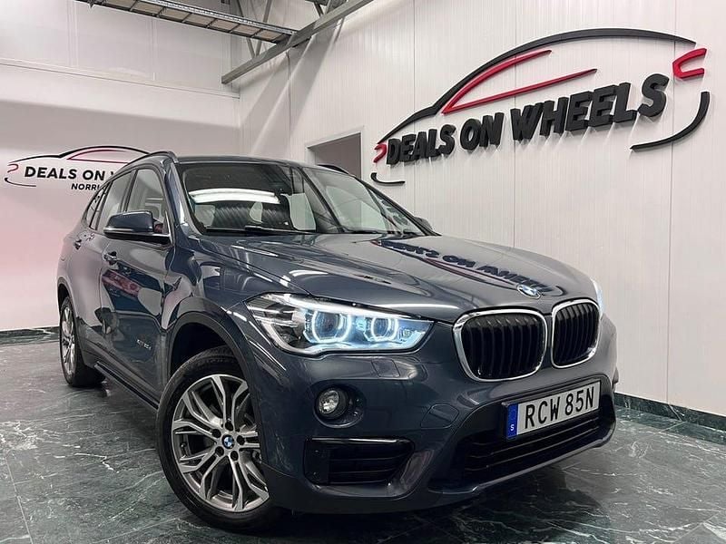 Grå Begagnad 2017 BMW X1 Sport Line SUV | 189 900 kr (Bra pris) - Bild 1/4