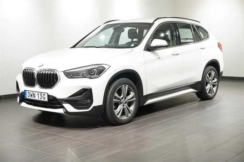 Vit Begagnad 2019 BMW X1 Sport Line SUV | 269 400 kr (Marknadspris) - Bild 1/2