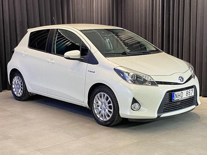 Grå Begagnad 2013 Toyota Yaris Hybrid Style Halvkombi | 109 500 kr (Bra pris) - Bild 1/4