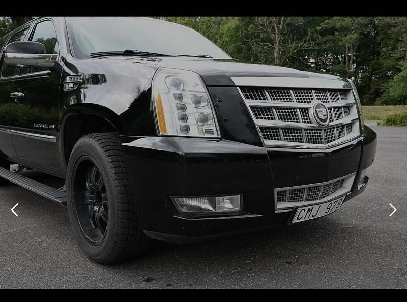 Svart Begagnad 2010 Cadillac Escalade SUV | 200 000 kr - Bild 1/4