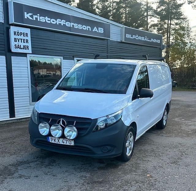 Vit Begagnad 2017 Mercedes Vito Minibuss | 109 000 kr (Marknadspris) - Bild 1/4