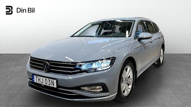 Grå Begagnad 2023 VW Passat Elegance Kombi | 349 900 kr (Marknadspris) - Bild 1/4