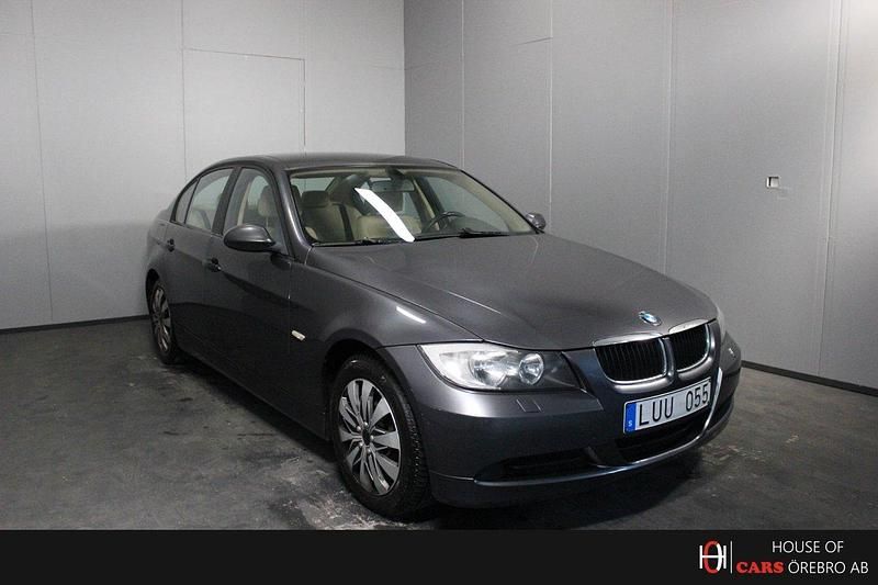 Grå Begagnad 2007 BMW 318 Sedan | 44 900 kr (Marknadspris) - Bild 1/4