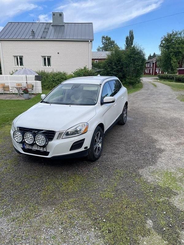 Vit Begagnad 2011 Volvo XC60 Summum SUV | 73 000 kr (Bra pris) - Bild 1/3