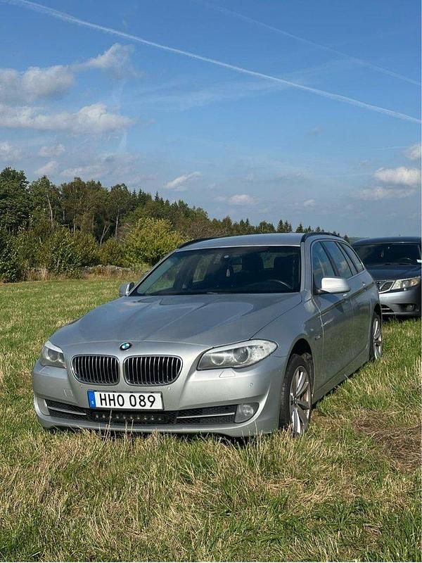 Grå Begagnad 2012 BMW 520 Kombi | 60 000 kr (Lite dyr) - Bild 1/4