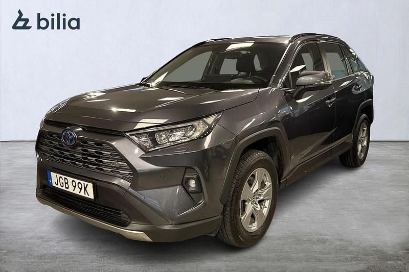 Mörkgrå (grå) Begagnad 2024 Toyota RAV4 Hybrid Active SUV | 389 900 kr (Superpris) - Bild 1/3