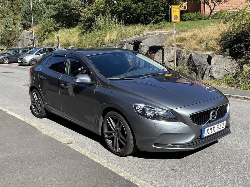 Grå Begagnad 2018 Volvo V40 Kinetic Kombi | 145 000 kr (Marknadspris) - Bild 1/4