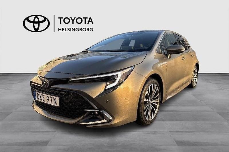 Grön Begagnad 2024 Toyota Corolla Hybrid Style Halvkombi | 289 900 kr (Marknadspris) - Bild 1/4