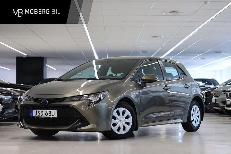 Grön Begagnad 2019 Toyota Corolla Life Halvkombi | 209 900 kr (Marknadspris) - Bild 1/3
