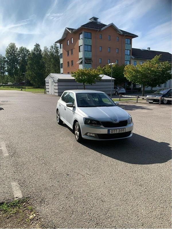 Silver Begagnad 2015 Skoda Fabia Elegance Halvkombi | 95 000 kr (Marknadspris) - Bild 1/2