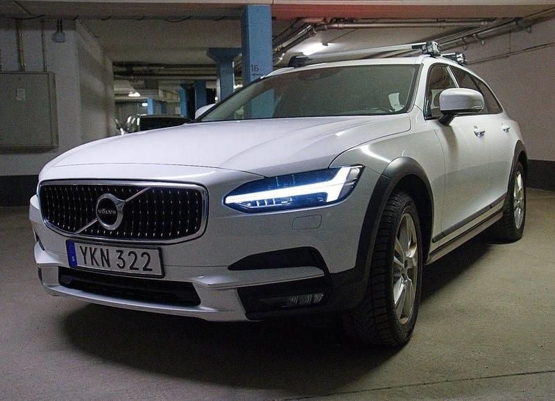 Begagnad 2017 Volvo V90 CC Momentum Kombi | 217 000 kr (Bra pris) - Bild 1/4