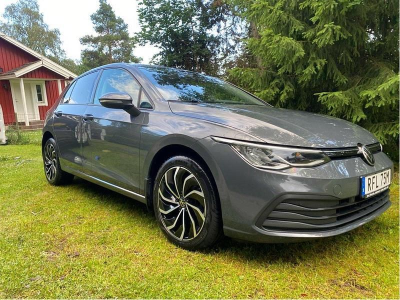 Grå Begagnad 2020 VW Golf VII Halvkombi | 224 000 kr (Marknadspris) - Bild 1/4