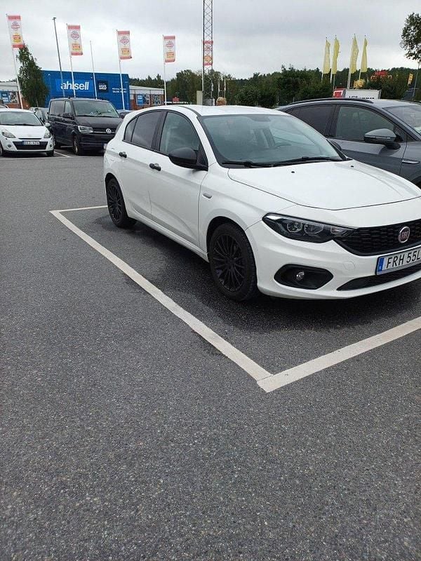 Vit Begagnad 2019 Fiat Tipo Halvkombi | 99 000 kr (Marknadspris) - Bild 1/4