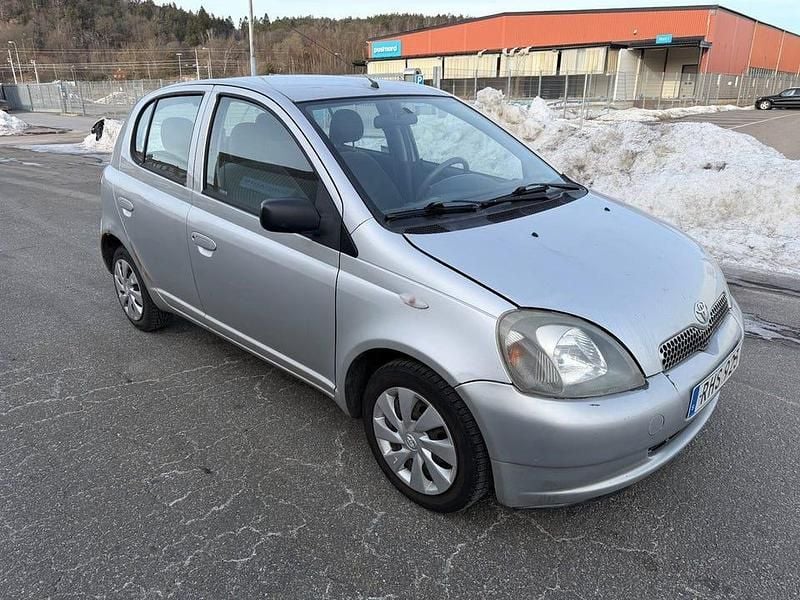 Grå Begagnad 2000 Toyota Yaris Halvkombi | 9 900 kr (Marknadspris) - Bild 1/4