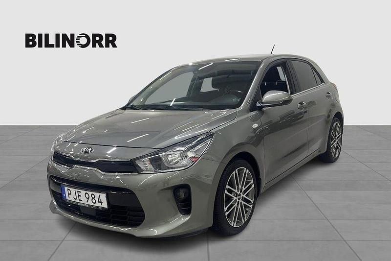 Ljusbrun Begagnad 2017 Kia Rio Halvkombi | 108 400 kr (Marknadspris) - Bild 1/4
