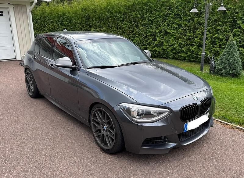Grå Begagnad 2013 BMW M135 Halvkombi | 190 000 kr (Marknadspris) - Bild 1/4