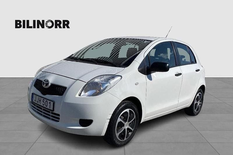 Vit Begagnad 2008 Toyota Yaris Halvkombi | 44 900 kr (Dyr) - Bild 1/4