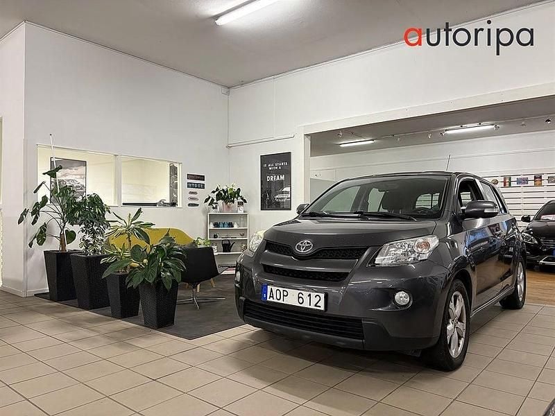 Grå Begagnad 2011 Toyota Urban Cruiser Halvkombi | 49 900 kr (Marknadspris) - Bild 1/4