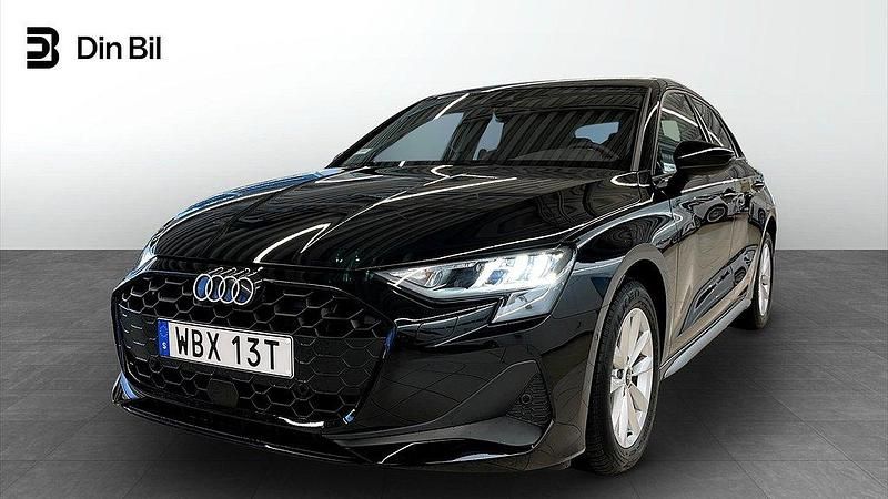 Svart (brilliantsvart) Ny 2025 Audi A3 Sportback Proline Halvkombi | 309 000 kr (Marknadspris) - Bild 1/4