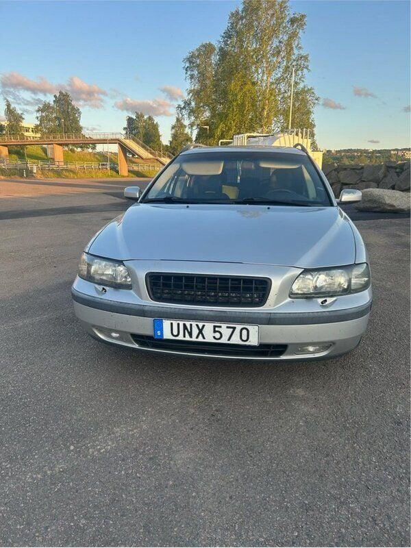 Grå Begagnad 2004 Volvo V70 Business Edition Kombi | 20 000 kr (Bra pris) - Bild 1/4
